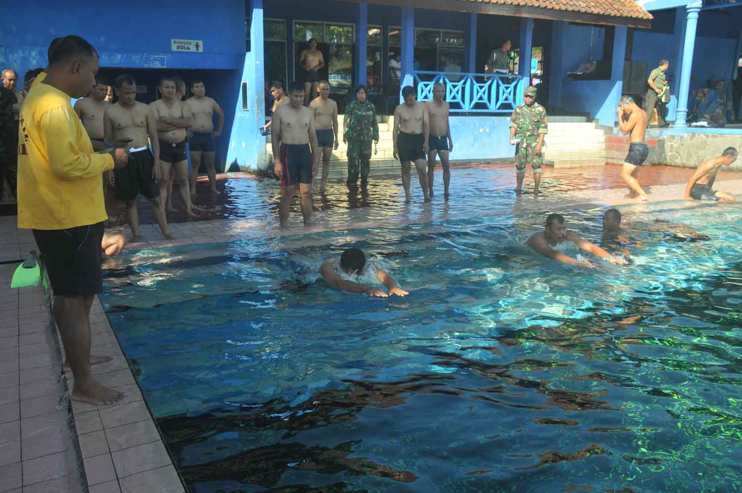 Perwira Korem Tingkatkan Ketangkasan Renang Militer